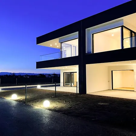 Luxus-villa In Idyllischer Lage Villa *