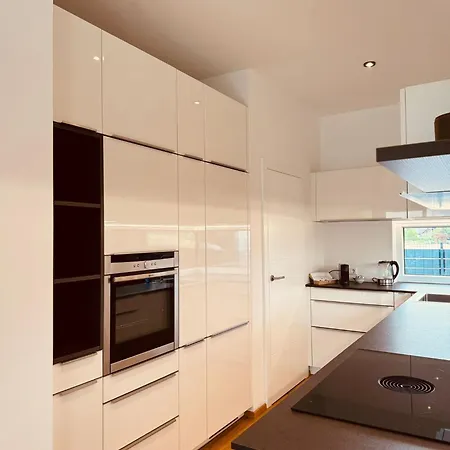 Luxus-villa In Idyllischer Lage