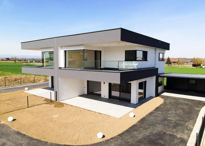 Luxus-villa In Idyllischer Lage